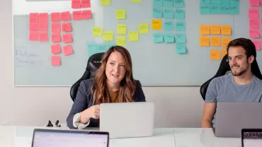 Mujer usando computadora