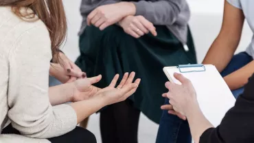 personas hablando en ronda 