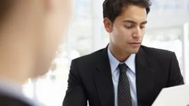 Hombre en una entrevista de trabajo