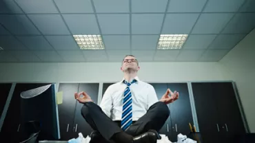 Hombre meditando en la oficina