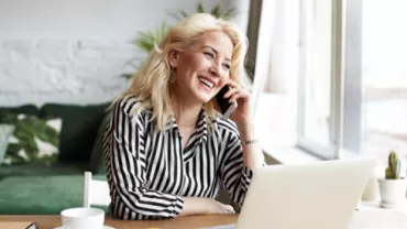 mujer hablando por celular y sonriendo