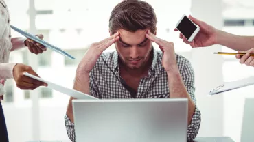 Hombre cansado frente a la computadora