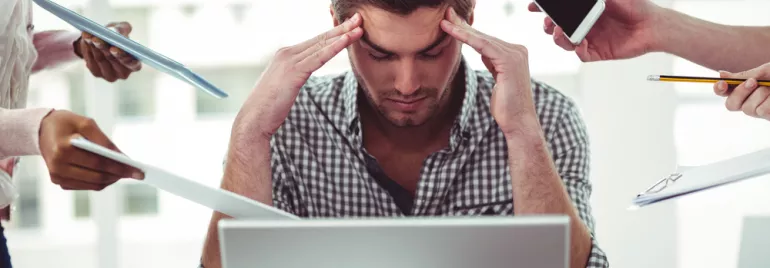 Hombre cansado frente a la computadora